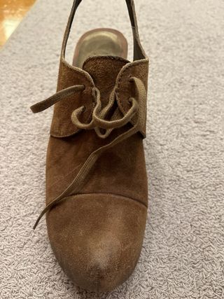 Zuecos de tacón con ligera plataforma.