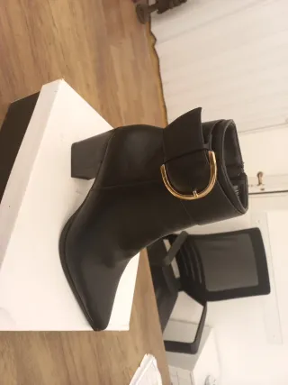 Stivaletti n.38 con fibbia dorata