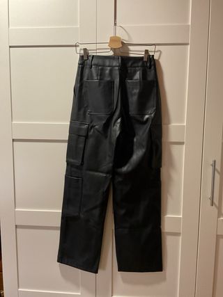 Pantalón cargo efecto piel