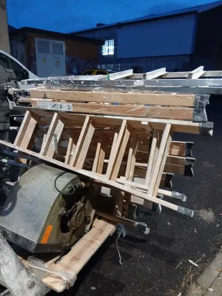 Escalera de madera y aluminio