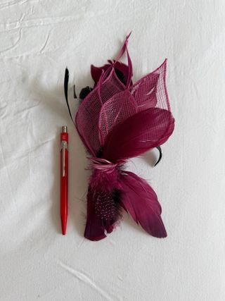 Tocado invitada plumas naturales