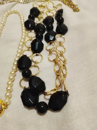 Lote collares perlas y piedras negras