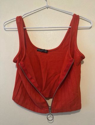 Top rojo con cremallera y aro