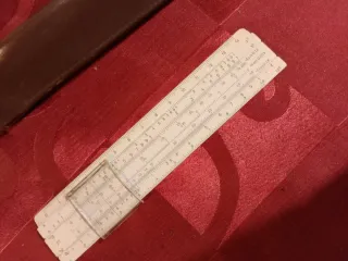 Régua de cálculo antiga com bolsa