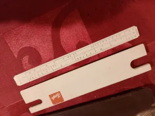 Régua de cálculo antiga com bolsa