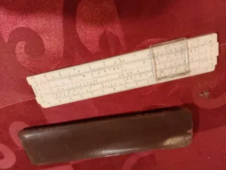 Régua de cálculo antiga com bolsa