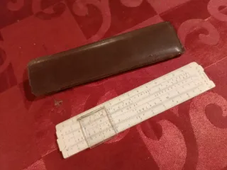 Régua de cálculo antiga com bolsa