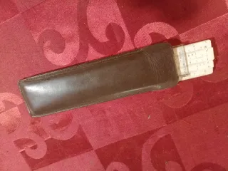 Régua de cálculo antiga com bolsa