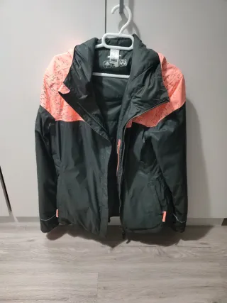 Chubasquero negro y naranja