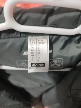 Chubasquero negro y naranja