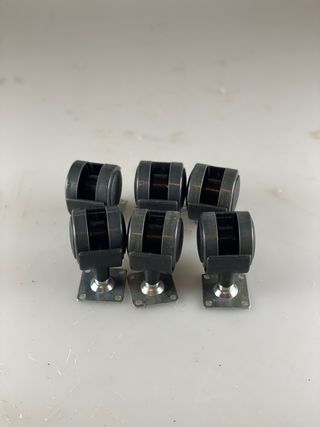 6 Rodas pretas com base quadrada