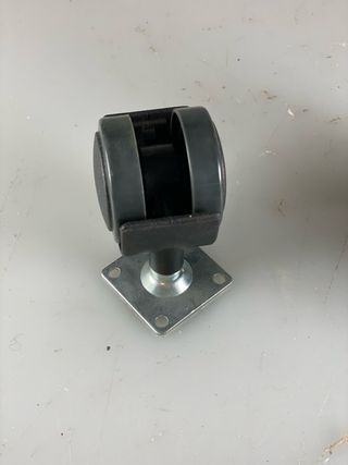 6 Rodas pretas com base quadrada