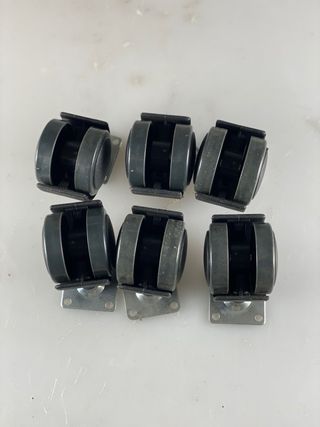 6 Rodas pretas com base quadrada