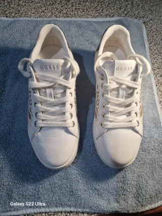 Tenis Guess Blancos y Dorados