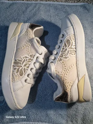 Tenis Guess Blancos y Dorados