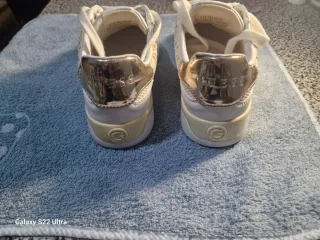 Tenis Guess Blancos y Dorados