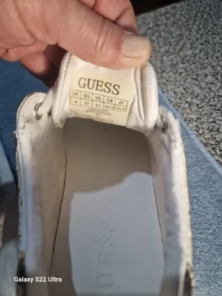 Tenis Guess Blancos y Dorados