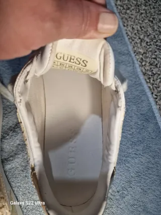 Tenis Guess Blancos y Dorados