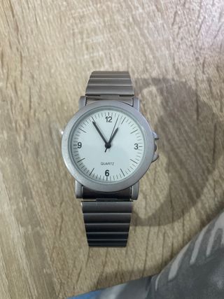Reloj de pulsera plateado