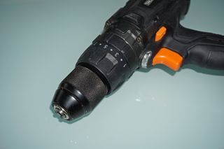 TALADRO SIN CABLE Tacklife PCD04C. NO FUNCIONA.