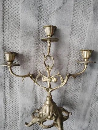 Candelabro antiguo de metal dorado