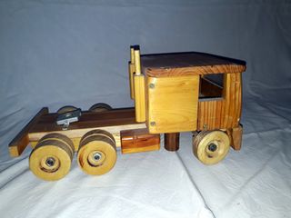 CAMION TRAILER DE MADERA. JUGUETE