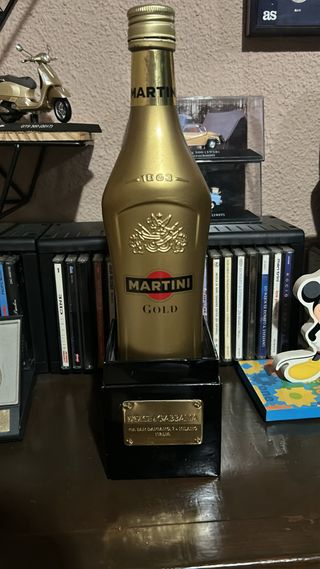 Botella Martini Dorada y 4 Copas Paulaner