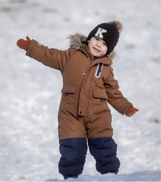 Mono de nieve marrón y azul