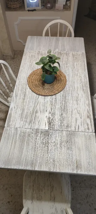 Mesa de comedor de madera