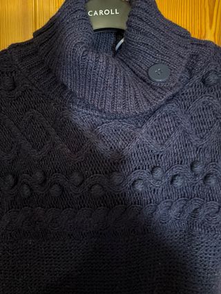 Chaleco de lana azul con cuello alto