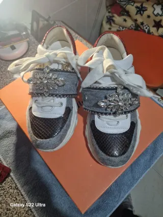 Tenis Mujer Grises y Blancos