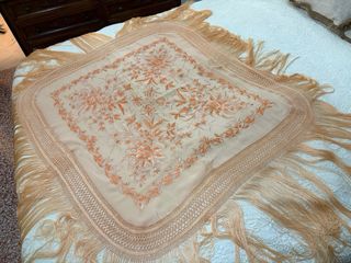 Mantón cuadrado coral bordado