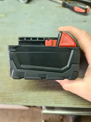 Bateria Milwauhee de 18v 6a