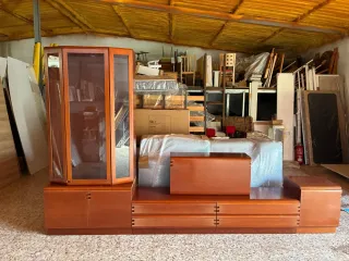 Mueble de comedor de madera y cristal