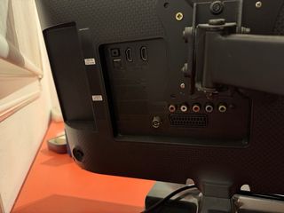 Televisor Samsung 22 Negro con soporte para colgar