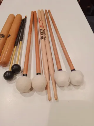 Lote de baquetas y percusión