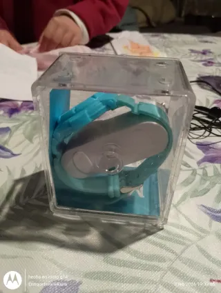 Reloj azul y plateado en caja