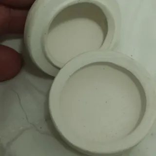 Lote de 4 monedas antiguas en cajita de porcelana