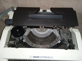 Máquina de escribir Olivetti Lettera 42
