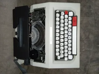Máquina de escribir Olivetti Lettera 42