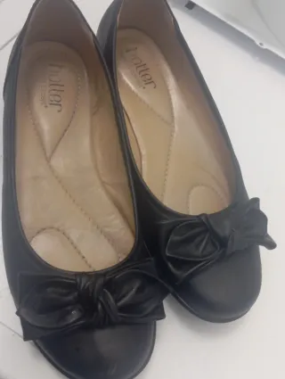 Zapatos planos negros Hotter con lazo