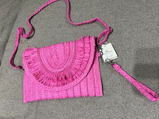 Bolso de mano rosa de rafia