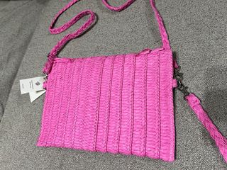 Bolso de mano rosa de rafia