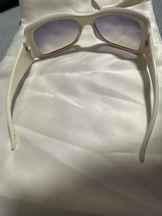 Gafas de sol blancas y moradas