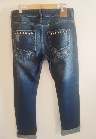 Jeans azules con tachuelas