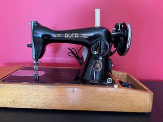 Máquina de coser Alfa antigua con motor