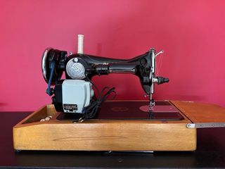 Máquina de coser Alfa antigua con motor