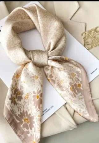 Pañuelo de cuello floral beige y dorado