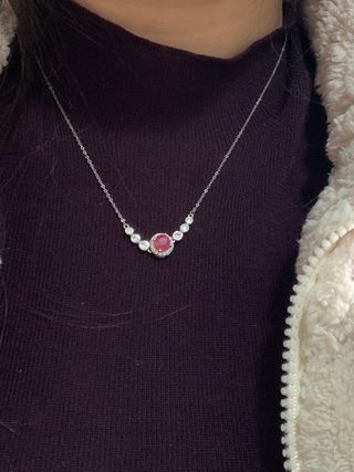 Collar plata con rubí y piedras transparentes