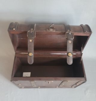 Cofre Madera y Cuero Tachonado Latón, cierre doble